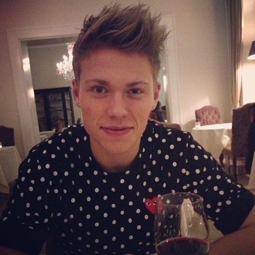It's all in my head!

I sing, play soccer and am very gay sometimes. I love people and i'm a little bit obsessed with Troye Sivan's singing voice