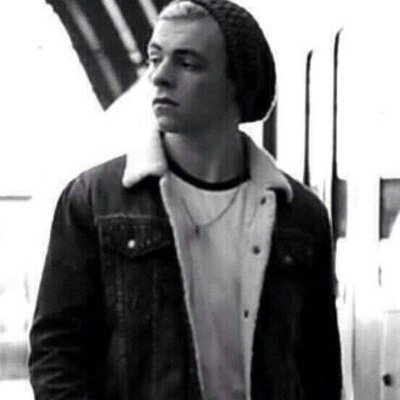 Im austin moon from Austin&Ally! I love pancakes. @Yay_AllyMarie is my bae forever.
