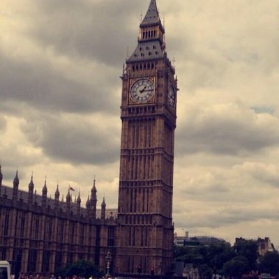 What happens when a bunch of celebritys move to London? Love? Hate?TAKEN ROLES IN FAVES.