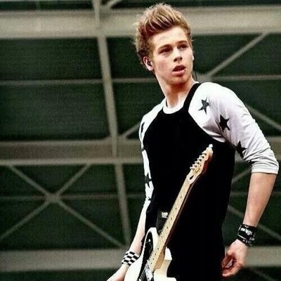 A free follow cause i love all of you :) follow @5seconds0fcara. Ask for a fb :)