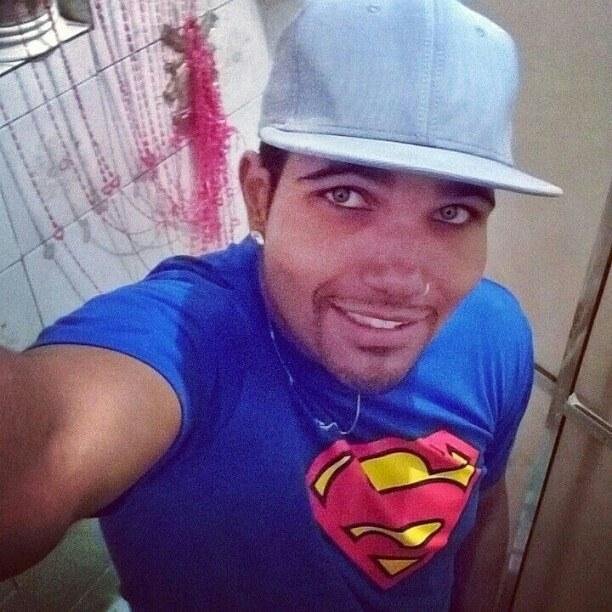 POSSO TER CARACTERÍSTICAS IGUAIS A DE MIL PESSOAS . PORÉM TENHO PERSONALIDADES E ATITUDES BEM DIFERENTES DE QUALQUER UMA DELAS ;)