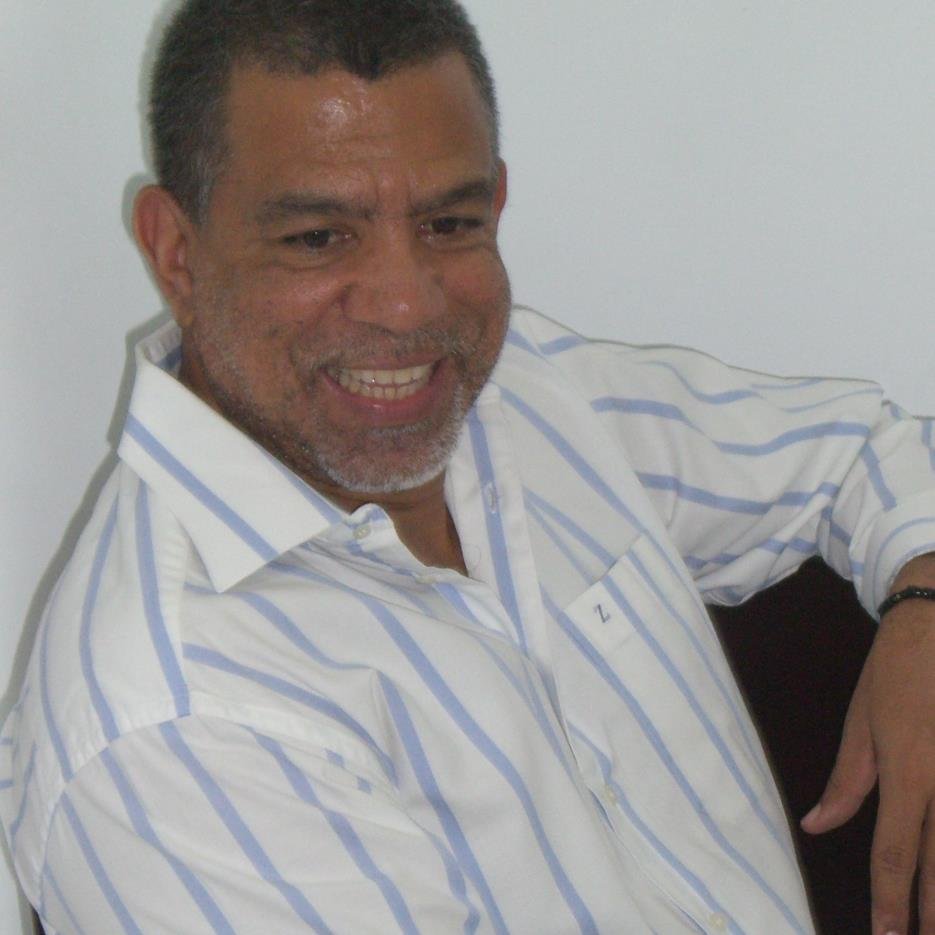 Lcdo. Historia, Lcdo. Bibliotecología. Esp. Dinámica de Grupos. Esp. Desarrollo Organizacional. Esp. Responsabilidad Social. Coach ontológico profesional.