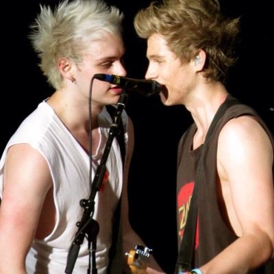 !!!!!!!! hey u should follow @iloveclemmings for cool n funny things like 5sos n 1d !!!!! thnx !!!!!!! (saved acc)
