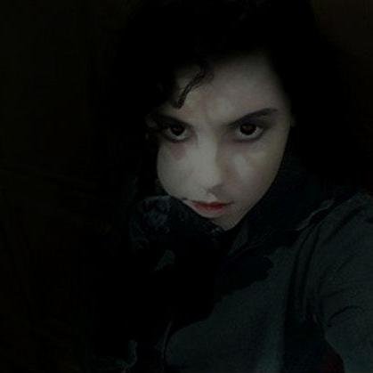Gostam do estilo Dark\Gótico? gosta de poesias\filosofia? humor negro? Então me sigam! ;)