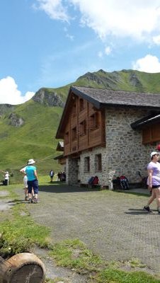 Maestra ,amante dei libri, della montagna e degli animali. Fan di Papa Francesco. Con il cuore a Sinistra.