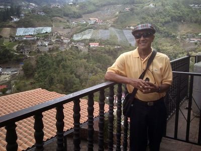 Economista, Maestria  en finanzas, profesor universitario, Auditor, asesor empresarial, casado.