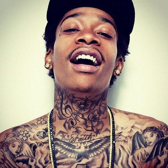 Wiz Khalifa, nome artístico de Cameron Jibril Thomaz, é um rapper e ator norte-americano. Em 2006, Khalifa lançou seu álbum de estréia, Show and Prove, antecede