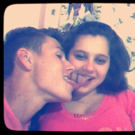 ta namorando e me querendoo :3