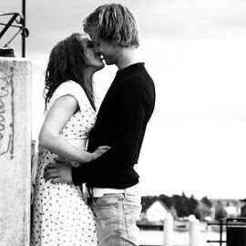 AlithM7's profile picture. والله ماأنسى صاحب مانساني لو طالت الغيبه وضاعت نواحيه يبقى معي مابين قلبي وعيني والنفس من بدالمخاليق تغليه وانشدعن احواله بعاصف سنيني وارتاح لازانت وطابت لياليه