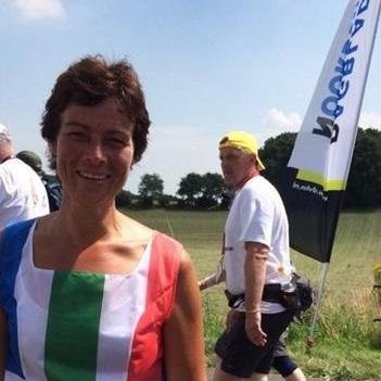 Moeder van 5, PostNL-duif, LA-wandelaar. Motto: Zeg Dag en Glim Lach!