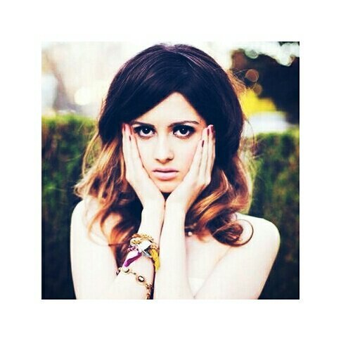 I'm short, sarcastic, clumsy and apparently dorky. * · ♡