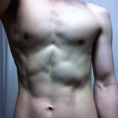 181/70/27。GYMに通って筋トレしてます。筋トレ好きです！