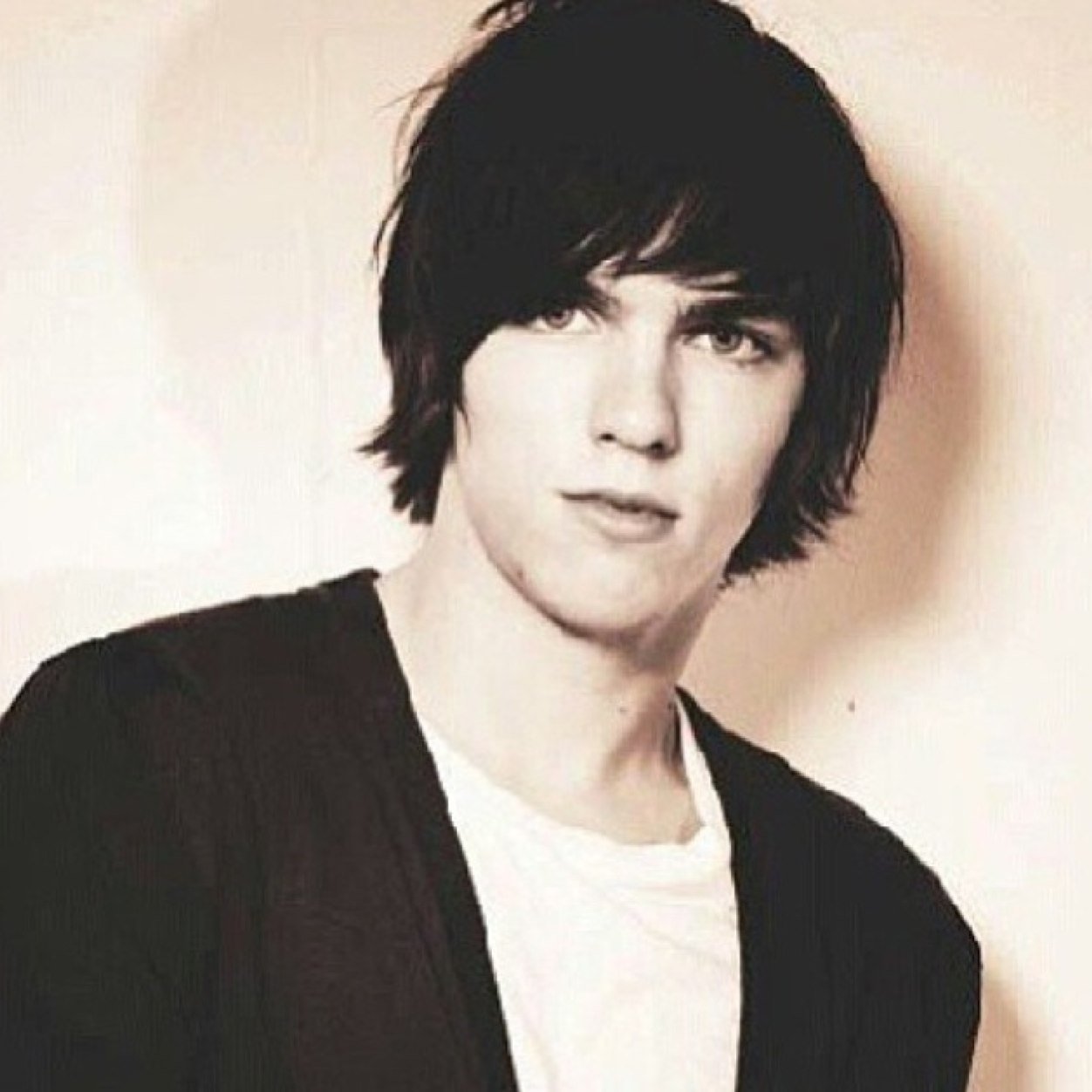 TheEnglishActor's profile picture. The name is Nicholas. I am an actor for R in Warm Bodies and Beast in X-Men. And I forgot...I'm British. {Roleplay/ parody} ~@BrutalTsundere~