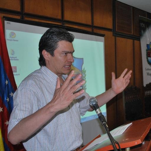 De humilde origen, convencido que la politica debe hacer mejores seres y mejor sociedad. Licenciado en Ciencias Sociales estudioso de la politica educativa.