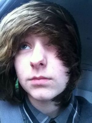 hey guys im justin|single ^-^ get ahold of me follow me tweet me c: