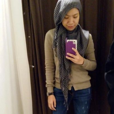 a wifey to @akangsulato ..
emakny two beautiful princess :) ..
masih jd budak 8 to 5 .. before n after that full time emak :p