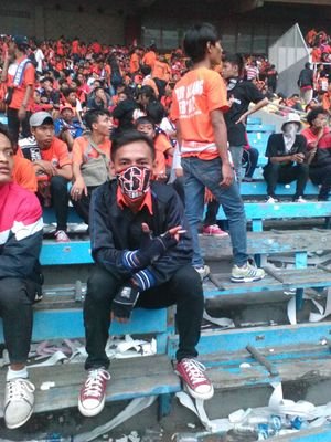 nikmatilah hidupmu dengan kesenangan sebelum kau merasa kesedihan