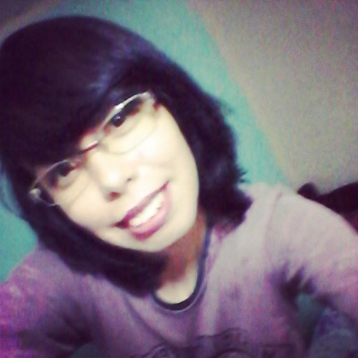 Pele clara,olhos castanhos,21aninhos,
roupas: pretas meio rock e goticas, desenho p/ caramba, amo filmes de terror pesado, fasso meu proprio look,amo rock!!!