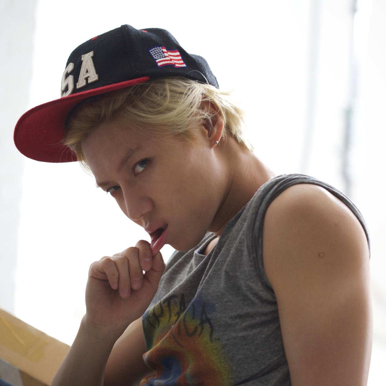 Fanboy coreano, estudiante de medicina 100% adicto al Yaoi Kpop, Jpop con vicios como el: rol, la musica, cocinar , los juegos, manga, anime