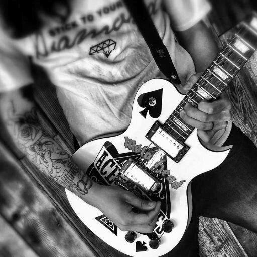 BlackNz's profile picture. Individualista, Rockero. Fluyendo entre letras, música, alcohol y pasión. Running To The Edge Of The World...