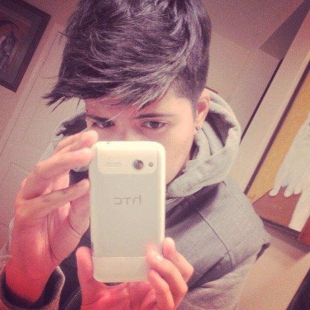 Soy música, humano no estoy seguro. Un día tropecé con mi verdadero yo y desde entonces soy  @sebasdanielss