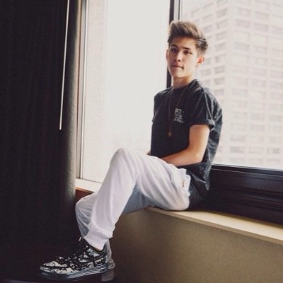 go follow @queenxjohnson because she gave you a free follow