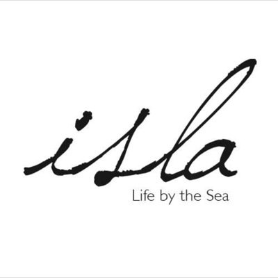 Welcome to Isla a small “island” you will love at first sight! Unique location, next to the sea, minimal white decoration and endless blue travel your senses