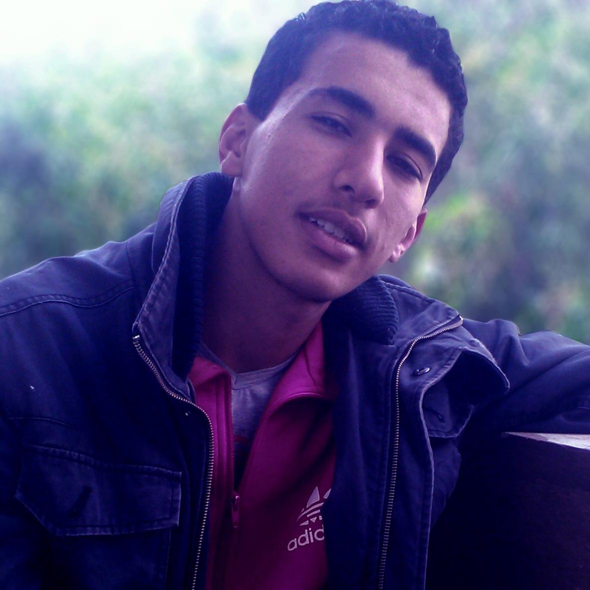 im desinger and ican help you in your problems in photoshop or after effects  just follow me