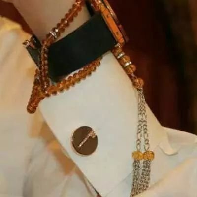 صّمُتّيّ لُيّسّ جَهّلُآ مُنَيّ ؤلُإكنَ مُنَ حَؤلُيّ لُإ يّسّسّتّحَقًؤنَ الُكلُامُ