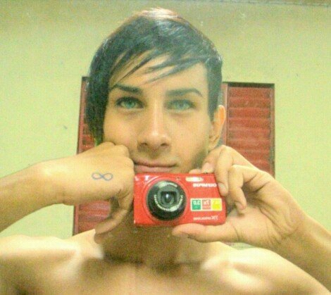 ❝Muitos me seguem mas só Deus me acompanha!❞