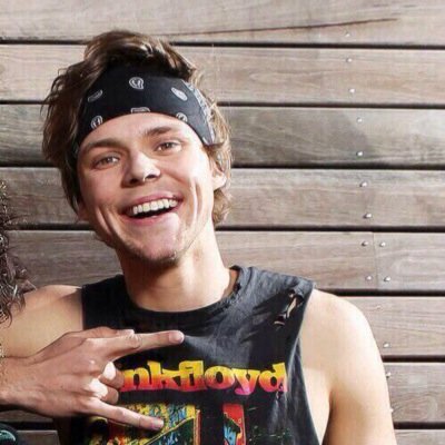 Follow @DxmnIrwin_