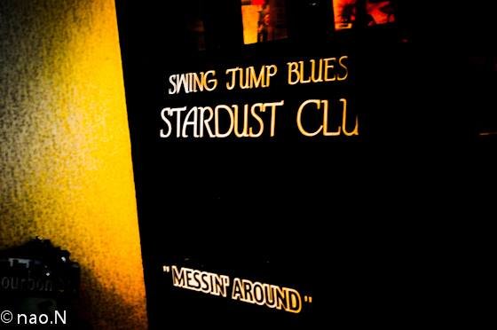 京都先斗町にあるバー「stardust club(スターダストクラブ)」は、お酒と会話と、 blues、jazz、swing、jump、R&B、jive、soul、funk、gospelなどを中心に独自のセレクトで流れる音楽を楽しめます。LIVEDAYには目の前でエンターテインメントが堪能できます🎵