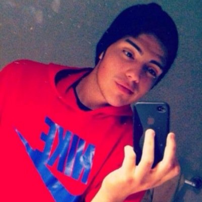 Soy debil? acaso te sientes fuerte? mi corazon fue oscurecido, esta malditamente rojo un hoyo en mi corazon, un hoyo en mi cabeza...