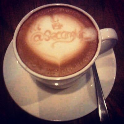 Saya bukan penyair, saya hanya penyinyir.. Senang,susah,rindu,hangat,cinta,dan benci,tumpahkan saja,buat apa dipendam. Jogja dan kamu, sepaket rinduku jadi 1