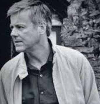 Inspector Lestrade, para vosotros. Jefe de policía que resuelve casos, obviamente. No acepto motes ridículos. #NotMyDivision @_RolFandom_RF