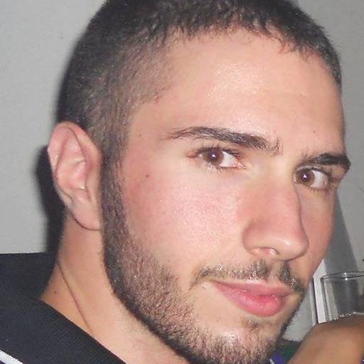 Graduado en Fisioterapia y CAFYD, Máster TMO y tratamiento del dolor, Máster Valoración Funcional y Ejercicio Correctivo.
