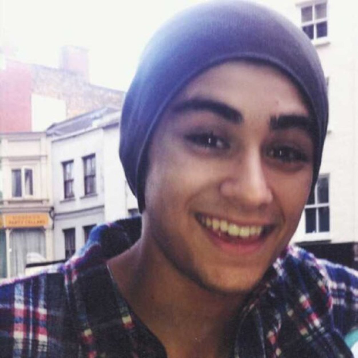 gave you a free follow so follow me on @wineIarry, I follow back.