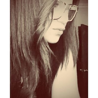 Fugitiva del paraíso,con carita de ángel,odiada,pasota,caprichosa,vaga,bipolar,profesional en cagarla siempre y no sé cuantas cosas más.... Nivel17.