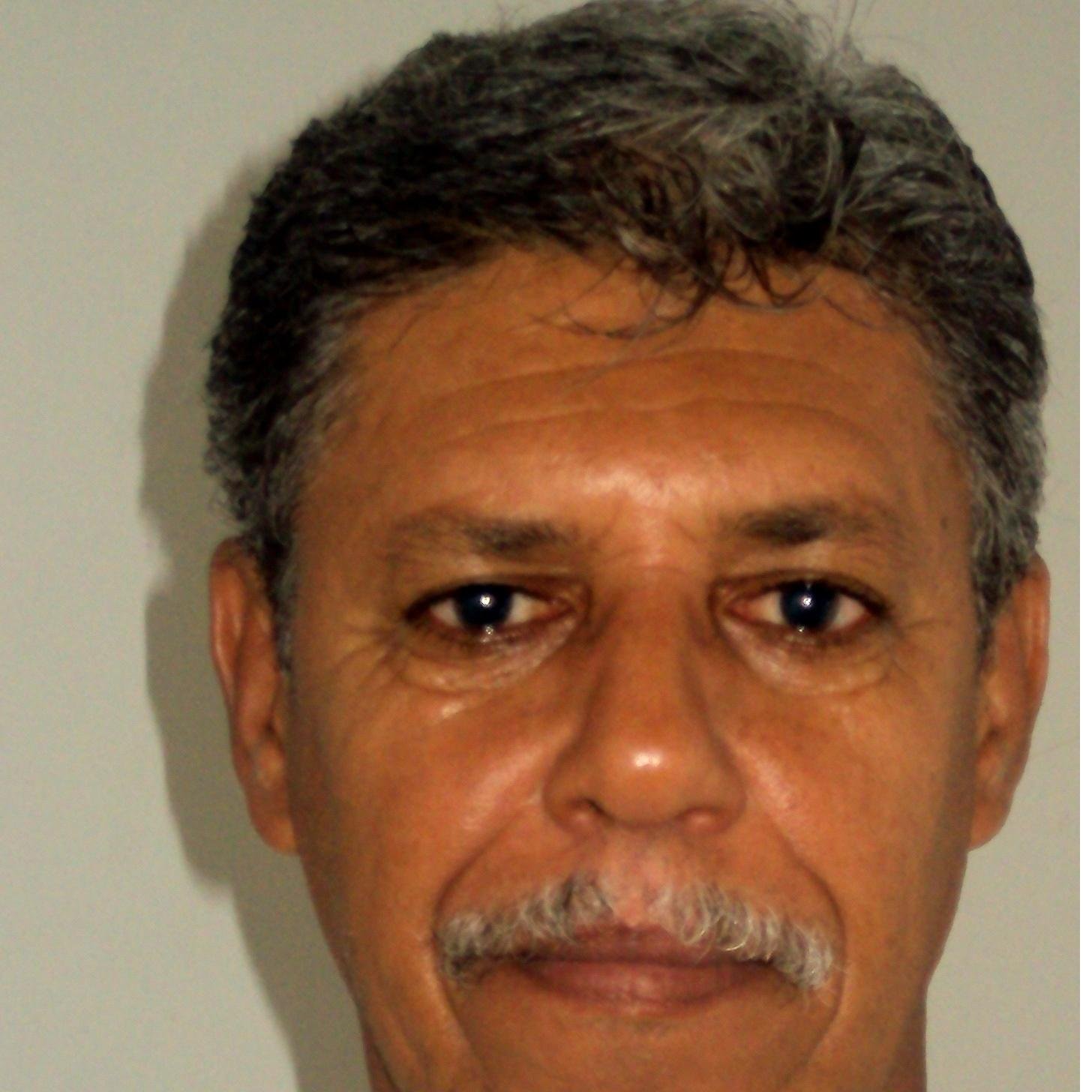 Brasileiro, natural do Rio de Janeiro desde 1954, casado, ajustador mecanico aposentado, moreno grisalho, rubro-negro, adoro viver, amo minha família.