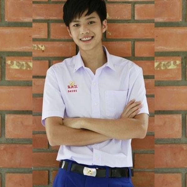 นน ณัฐชนน เกษมชาญชัย วันเกิด 24 มิ.ย. 2541 ราศี เมถุน เลขประจำตัว : น.ด.บ. 54191 ชั้น ม.4/6 ลักษะนิสัย #ขี้เล่น #ชอบเล่นมุกตลก #เข้ากับคนอื่นได้ง่าย