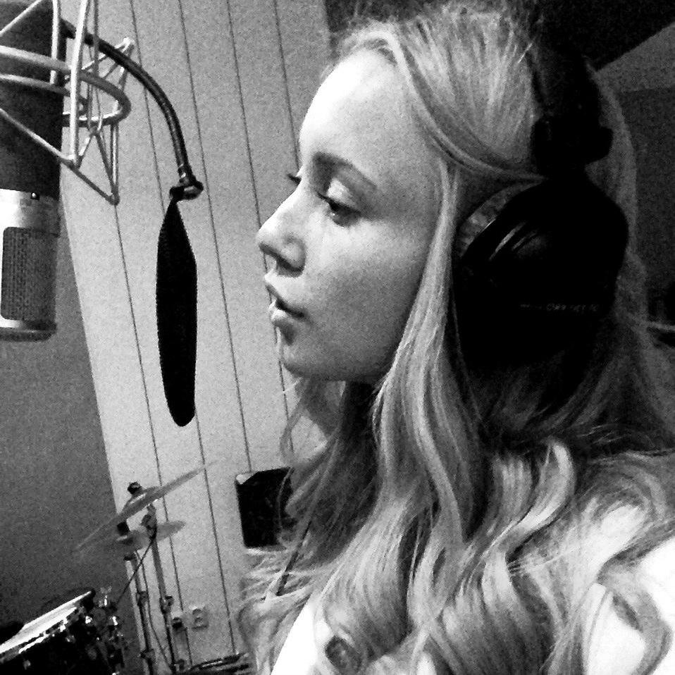 20 year old singer and songwriter from Sweden Instagram: @emelieperssonz