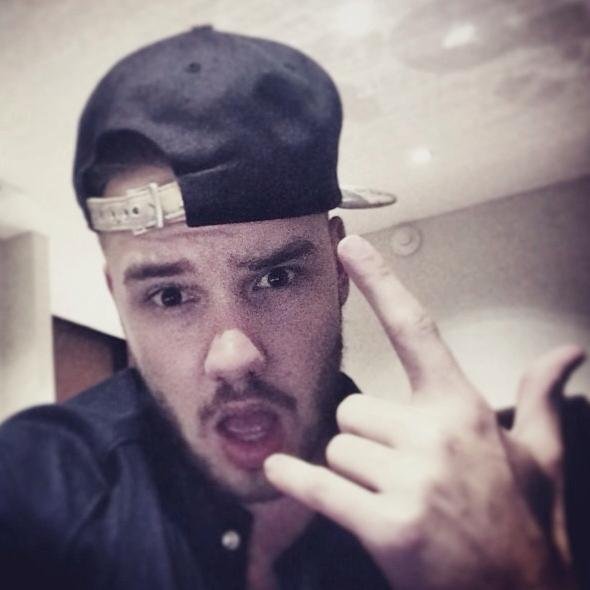 hi honey, i just gave you a free follow because you're flawless :) xx  please follow me on @shatteredhes