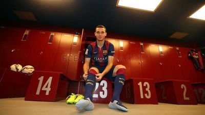 Enchufado con el dorsal 23 en el F.C Barcelona. Camello oficial de Andoni Zubizarreta. Lesionado desde el 2011.