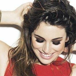 16. Julia Medina. Mi madre me metio aqui para controlar mi rebeldia. Chula pero en el fondo simpatica. Siempre con una sonrisa.
