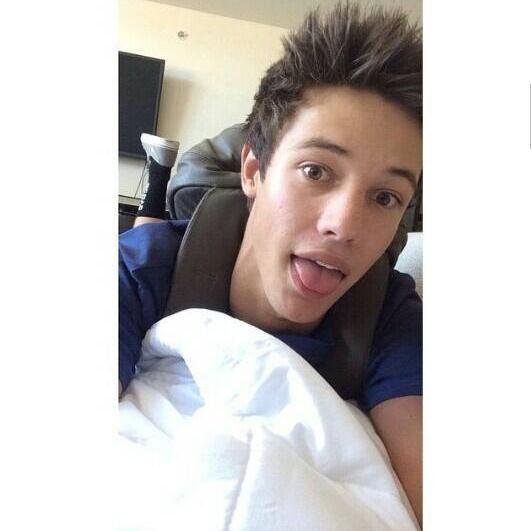 instead of following this account follow @idolisingcam because she just gave you a free follow. Btw only follow fan accounts. TY