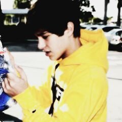 Justin me ensinou q eu nasci pra ser alguem, mais to aqui amo 2 maconheiros, pse   minha vida e dificil :s