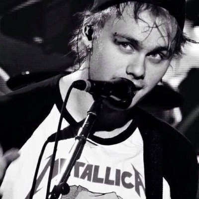All i want is a follow from Michael Clifford and Luke Hemmings.This is a fan trying to get a date with Michael Clifford