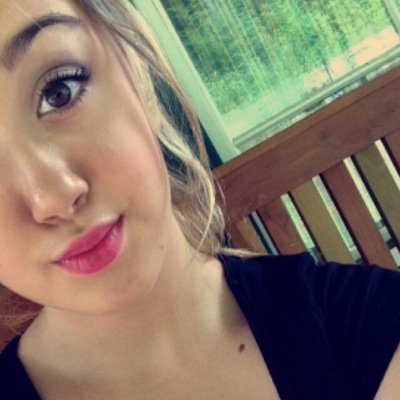 •Freshman •single •loner •professional Netflixer •Book worm •fangirl •Tom Hiddleston •Kardashians 3 cx