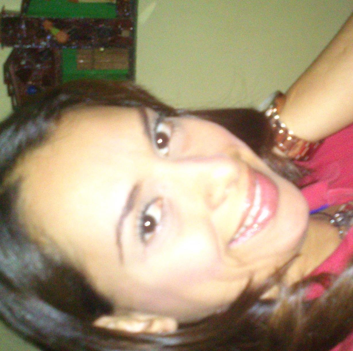 Lcda en Educ, alegre y divertida, rumbera, odio la hipocresia, y amo mi vida y a mi familia.:3