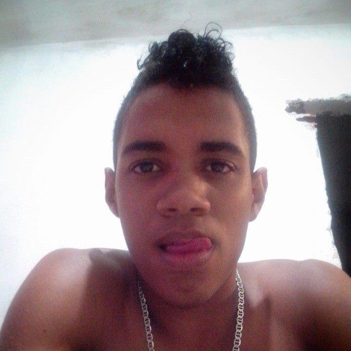 Solidão não é estar só. E sim estar entre mil pessoas e sentir a falta apenas de uma.